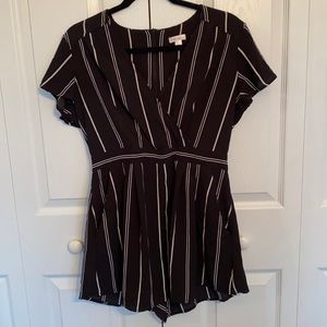 Black and white v neck romper with pockets, L, new condition
